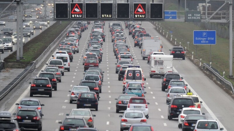 Zum Ende der Weihnachtsferien lauert auf Deutschlands Autobahnen wieder die Stau-Gefahr. (Symbolbild)