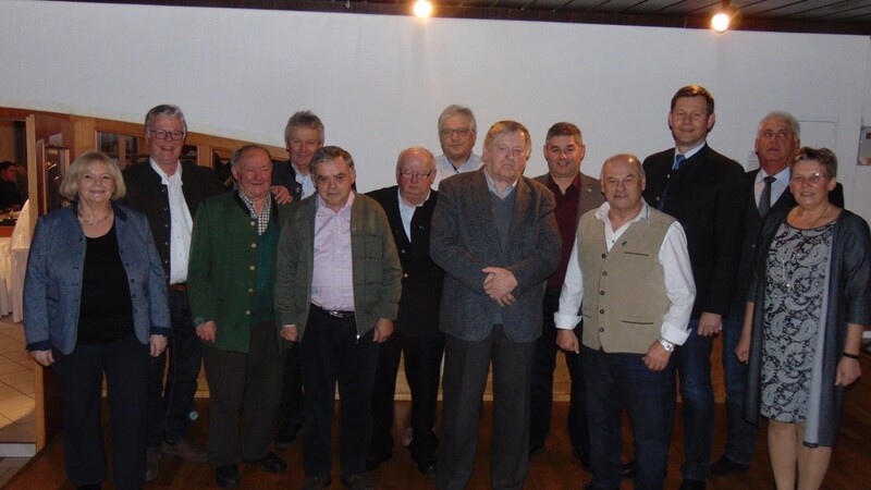 Für CSU-Mitgliedschaften bis zu 55 Jahren wurden zahlreiche Parteimitglieder geehrt. Unser Bild zeigt sie mit den Mandatsträgern und dem CSU-Vorsitzenden Hans Bär (2. von rechts).