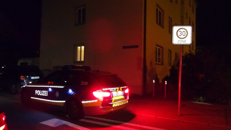 Blaulicht-Alarm am Montagabend in der Niedermayerstraße in Landshut. Einem Notruf zufolge sollen dort Schüsse gefallen sein. Doch diese Schüsse lösten sich am Ende des Einsatzes in Rauch auf.
