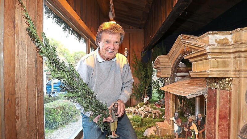 Zwei bis drei Stunden verbringt Peter Huppmann auf den Knien, wenn er seine Schaukrippe Jahr für Jahr auf dem Christkindlmarkt aufbaut.