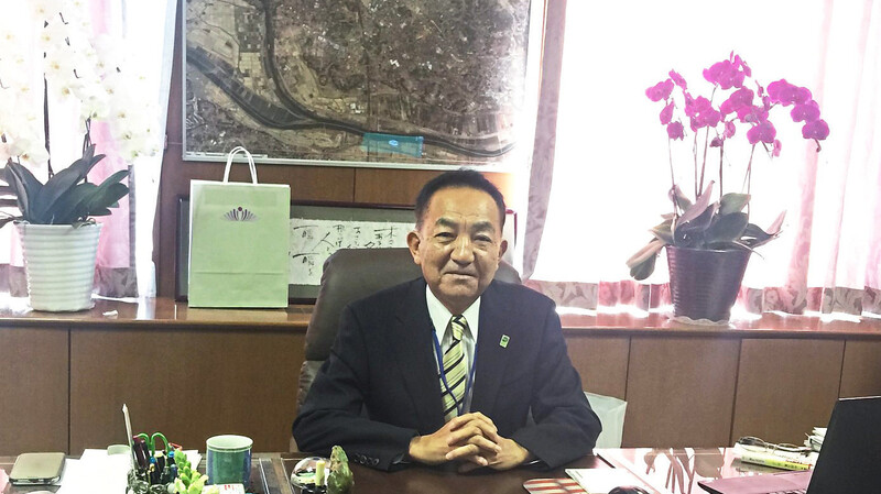 Nobuhisa Matsumaru, hier an seinem Schreibtisch im Rathaus, bleibt vier weitere Jahre Bürgermeister der japanischen Partnerstadt Moriya.