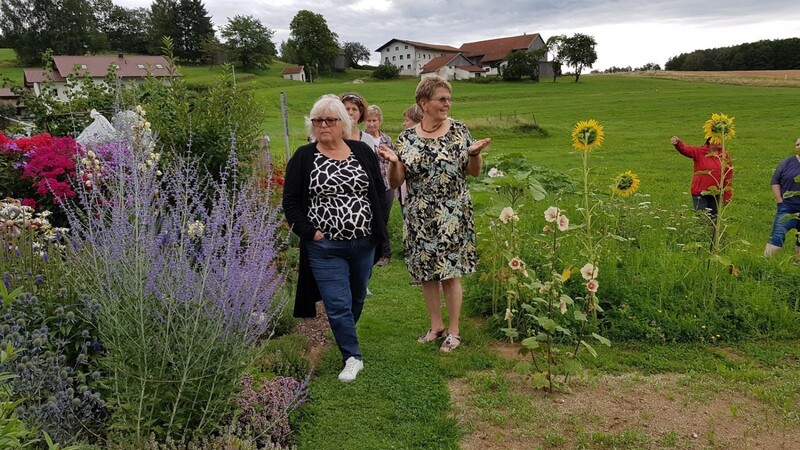 Gartenbesichtigung mit Maria Penzkofer (re.) und der Gartenexpertin Ingrid Hackl (li.).