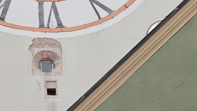 Auf der Ludwigsplatzseite des Stadtturms fehlt ein Stück Putz unterm Zifferblatt.