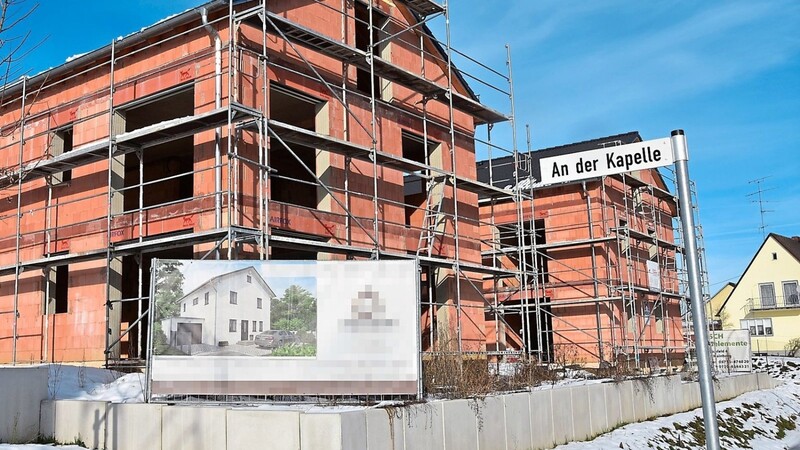 Um diese beiden Rohbauten im Seysdorfer Baugebiet "An der Kapelle" geht es. Den nachträglichen Änderungen in der Planung verweigerte der Bauausschuss jetzt das gemeindliche Einvernehmen.