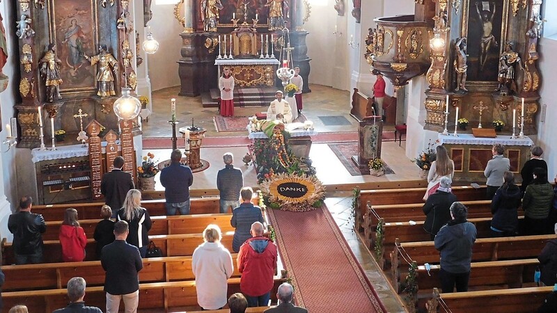 Pfarrvikar Yohan Injumala zelebrierte in der Lallinger Pfarrkirche den feierlichen Gottesdienst zum Erntedankfest.