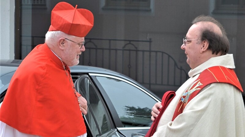 Pfarrer Herbert Aneder (rechts) begrüßt 2015 Erzbischof Kardinal Reinhard Marx bei der Firmung.