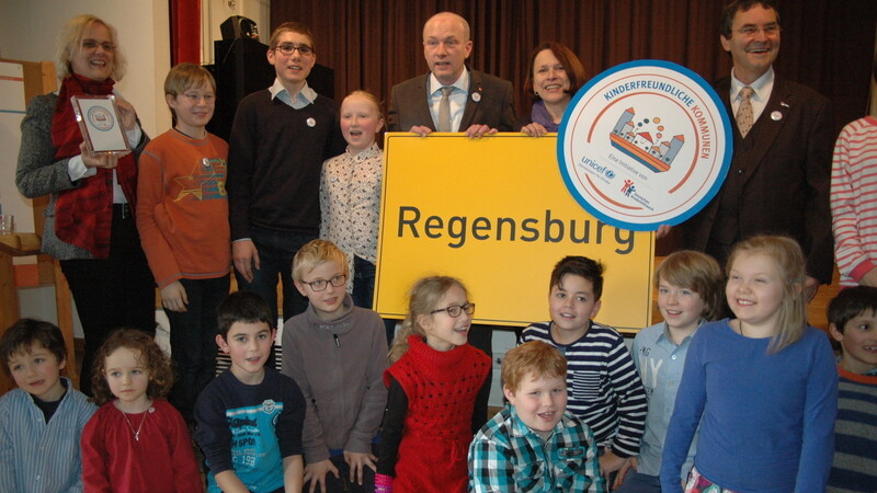 Oberbürgermeister Joachim Wolbergs und Bürgermeisterin Gertrud Maltz-Schwarzfischer (Mitte) nahmen das Siegel entgegen.