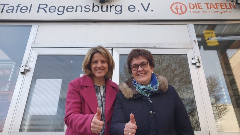 Die Bundestagsabgeordnete Dr. Astrid Freudenstein (links) und die Stadträtin Bernadette Dechant. Beide haben sich stark für den Verbleib der Tafel eingesetzt.