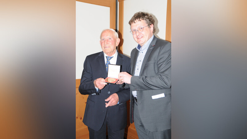 Als Präsidiumsmitglied des Hauptverbands für Traberzucht Berlin überreichte Josef Schachtner (r.) an Josef Mayer die selten ausgehändigte HVT-Ehrenplakette für besondere Verdienste um den bayerischen und deutschen Trabrennsport.