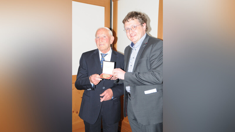 Als Präsidiumsmitglied des Hauptverbands für Traberzucht Berlin überreichte Josef Schachtner (r.) an Josef Mayer die selten ausgehändigte HVT-Ehrenplakette für besondere Verdienste um den bayerischen und deutschen Trabrennsport.