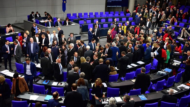 Im Bundestag musste die Sitzung wegen zwei medizinischer Zwischenfälle unterbrochen werden.
