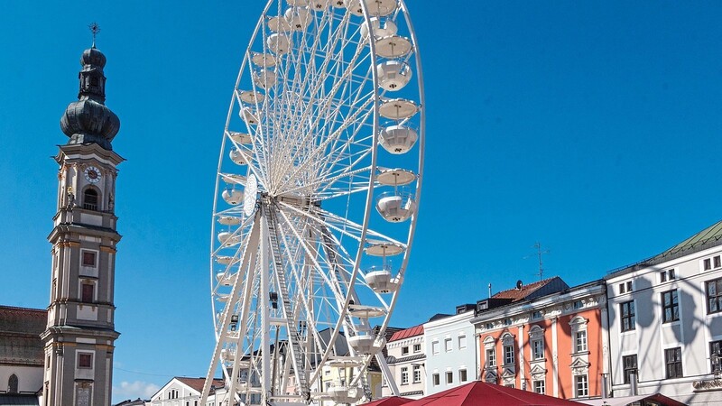 Das Riesenrad am Deggendorfer Luitpoldplatz wird rege genutzt und bleibt nun bis zum 2. August stehen.