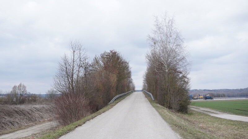 Von Dornwang kommend wird ein neuer Radweg nach Höfen geleitet.
