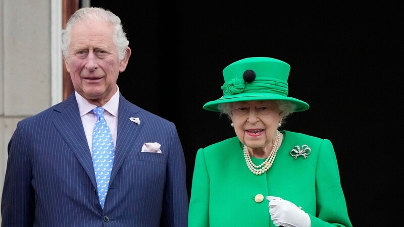 Die britische Königin Elizabeth II. und Charles, Prinz von Wales, bei den Feierlichkeiten zum Platinjubiläum der Queen. Charles ist nach dem Tod seiner Mutter nun König.