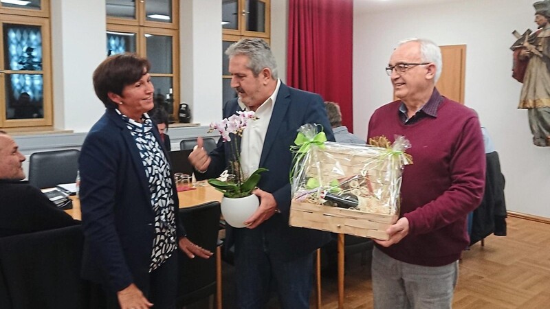 Bürgermeister Ludwig Reger und sein Stellvertreter Wolfgang Spießl bedankten sich bei Elisabeth Seebauer, die fast 24 Jahre lang die Geschicke der VHS Waldmünchen-Rötz vor Ort geleitet hat.