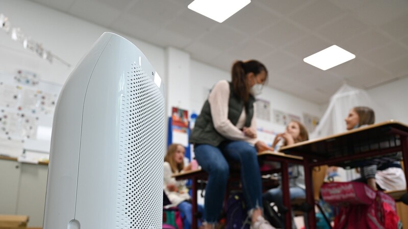 Ein Luftfilter steht in einem Klassenzimmer. Die Stadtverwaltung hat 504 Geräte für Straubinger Schulen und Kitas bestellt. Ihre Auslieferung hat begonnen.