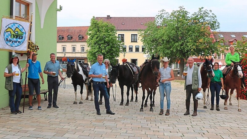 Bürgermeister Markus Ackermann und der Vorsitzende des Vereins der Trenckfestspiele, Martin Frank, hießen die Reiter am Marktplatz willkommen.