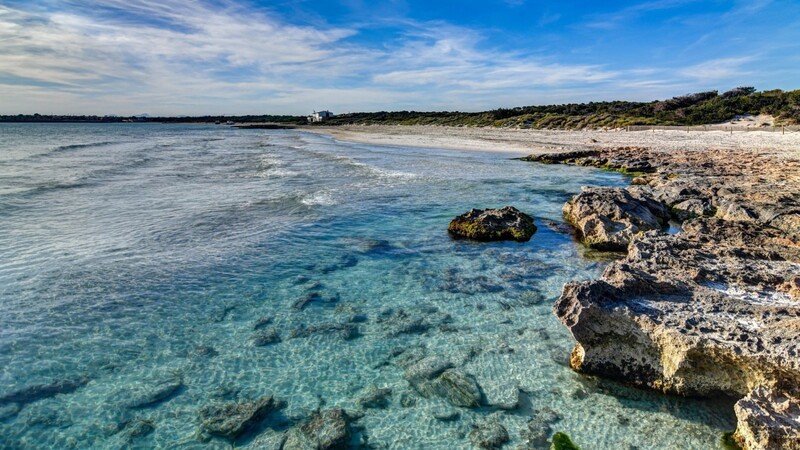 Der Umwelt tut der Stillstand gut - wie hier am Strand von es Covetes auf Mallorca in Spanien. Das Wasser ist klar wie schon lange nicht mehr. Allerdings hat auch das dramatische Folgen den Arbeitsmarkt - etwa in der Tourismusbranche.