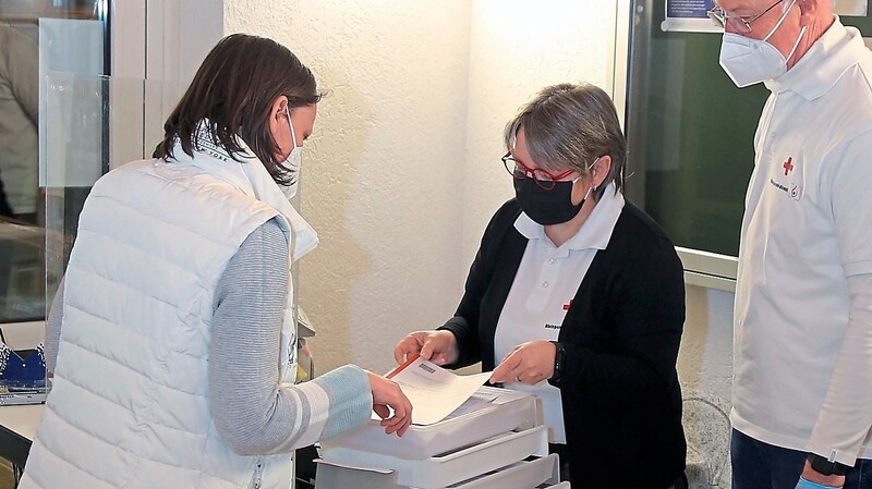 Christian Brandt (li.) und Isolde Holderried Berger kümmerten sich um die Registrierung der Spender.