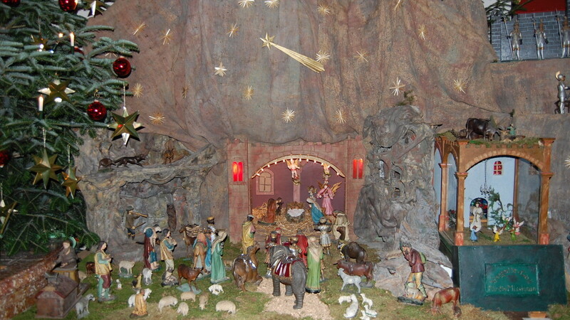 In einer Felsenlandschaft findet sich in Niederachdorf die Geburtsszene Jesu.