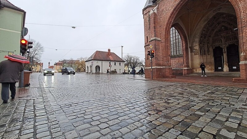 Altes Pflaster raus, ebenes rein: Vor der Heilig-Geist-Kirche soll es mit dem barrierefreien Ausbau der Altstadt weitergehen.