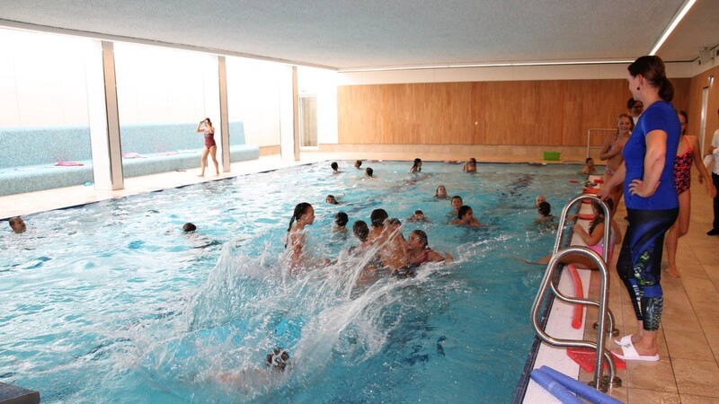Immer weniger Kinder lernen richtig schwimmen. An der Grund- und Mittelschule Hunderdorf wird diesem Trend mit regelmäßigen Schwimmstunden im Hallenbad entgegengewirkt.