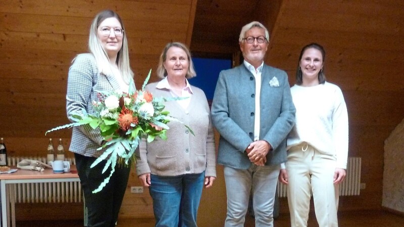 Die neue Vorstandschaft mit Dr. Karl Vetter, Dr. Johanna Etti und Annalena Biederer (rechts). Für die scheidende Schriftführerin Martina Wagner gab es Blumen,