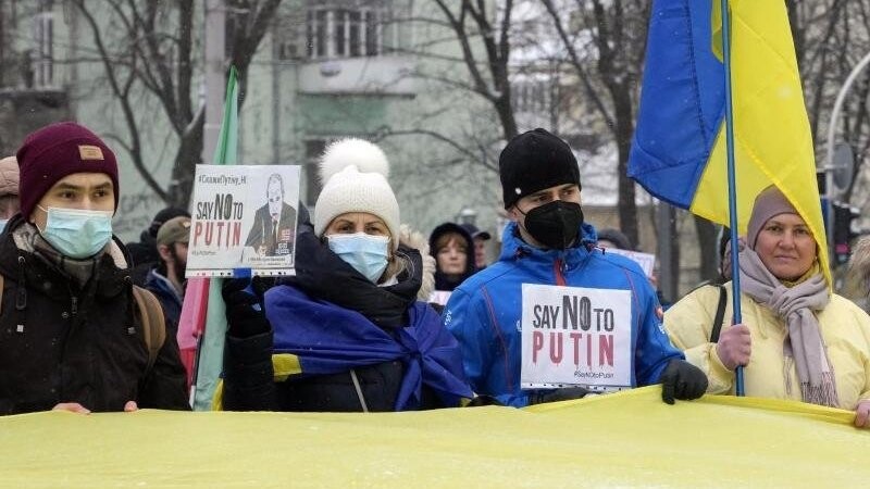 Aktivisten halten Plakate und Nationalflaggen während einer "Say-NO-to-Putin"-Kundgebung im ukrainischen Kiew.