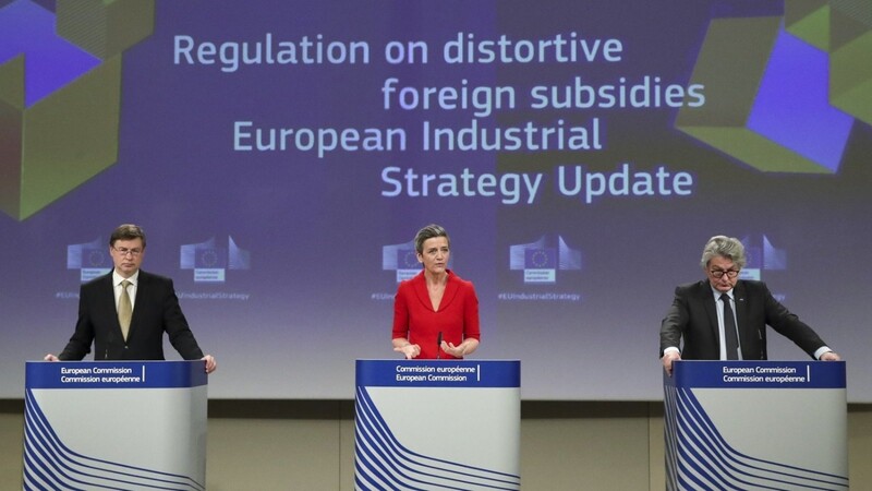 Die beiden Kommissions-Vizepräsidenten Valdis Dombrovskis (l.) und Margrethe Vestager sowie Binnenmarktkommissar Thierry Breton präsentieren ihren Vorschlag für eine Verordnung zur Eindämmung wettbewerbsverzerrender Subventionen aus dem Ausland.