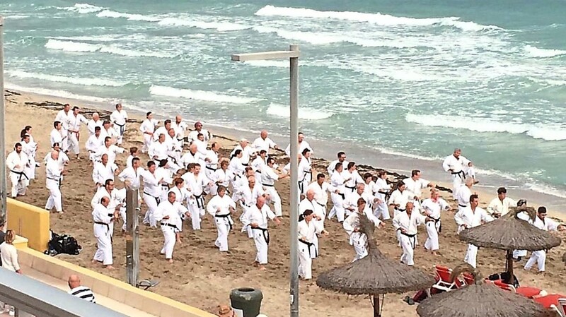 Die Karatekas trainierten auch direkt am Mittelmeer.