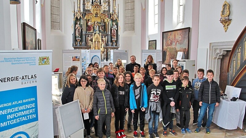 Die fünften Klassen der Mittelschule Hengersberg durften mit Bürgermeister Christian Mayer als erste die Ausstellung besichtigen.