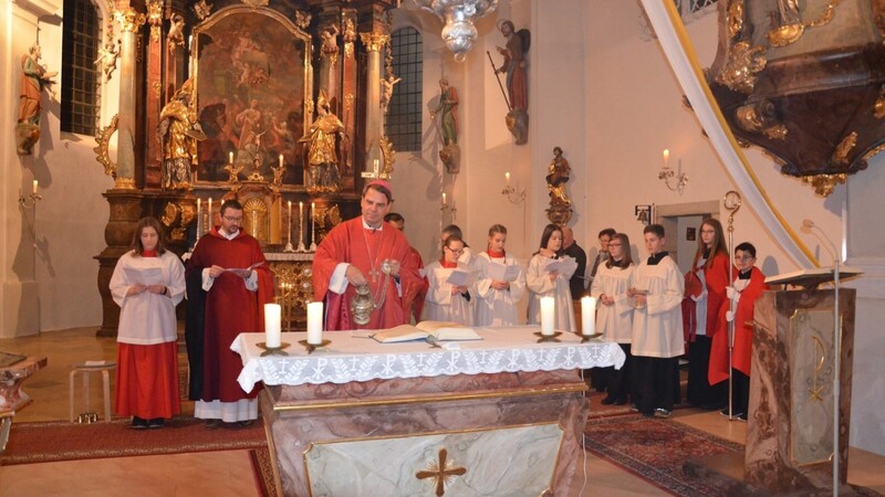 Bischof Dr. Stefan Oster zelebriert die Eucharistiefeier in der Pfarrkirche St. Stephanus zum Abschluss der Visitation des Pfarrverbands Lalling.