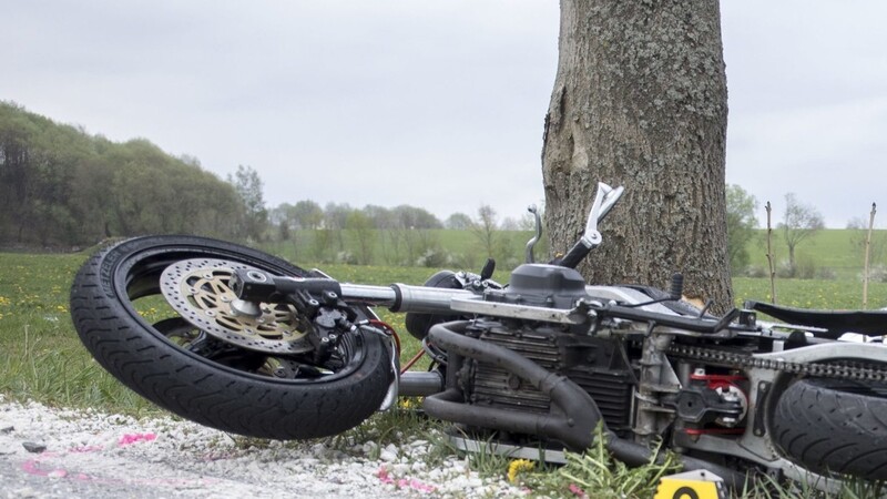 Offenbar, weil er versucht hatte, mit seinem Motorrad einen "Wheelie" zu machen, ist ein 17-Jähriger in Kelheim schwer verletzt worden. (Symbolbild)