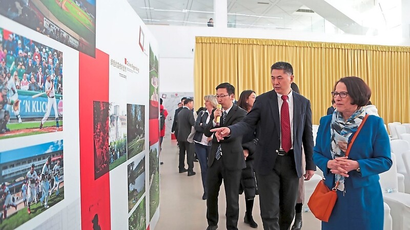 Bürgermeisterin Gertrud Maltz-Schwarzfischer besichtigt in Qingdao die Regensburger Wirtschafts- und Wissenschaftsaustellung.