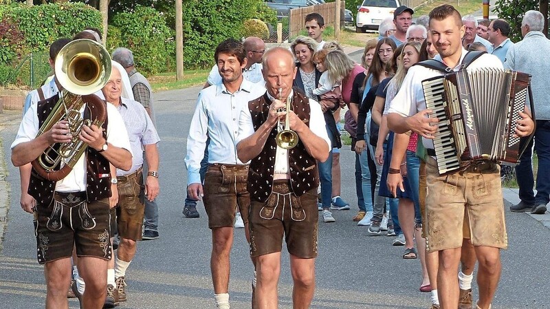 Nach einem kleinen Standkonzert beim Pavillon zogen das "Grenzland Trio" und die Dorfgemeinschaft Knöbling zum Festgelände.