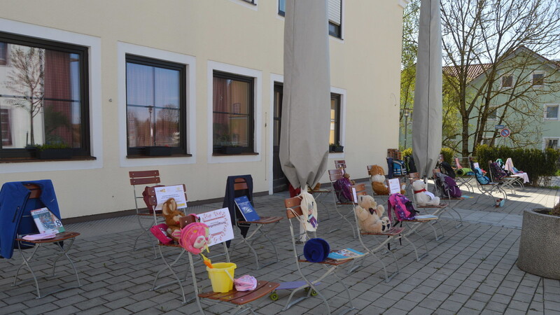 Mit der Kunstaktion "Leere Stühle in Kita und Schule" forderte die Elterninitiative das Ende der Schließung dieser Einrichtungen.