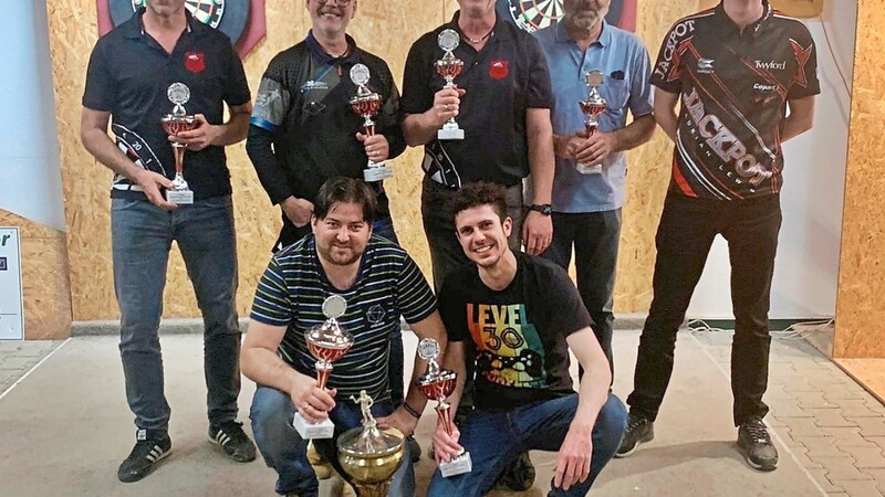 Die Sieger Andy Maier/Moritz Obermeier (kniend) - Spielleiter Daniel Kriegereit (rechts) überreichte die Pokale an das derzeit beste Doppel des Vereins.