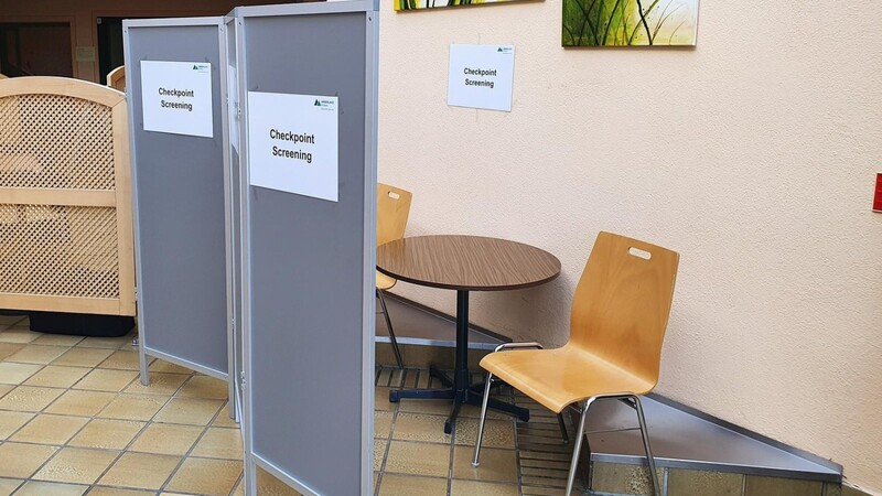 Der sogenannte Checkpoint Screening in der Eingangshalle der Arberlandklinik Viechtach.