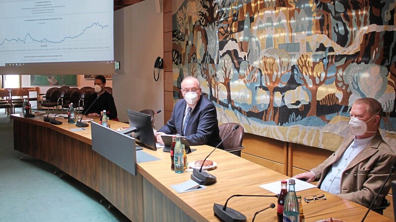 Dr. Bernd Hardmann, Landrat Franz Löffler und Dr. Benedikt Knon bei der Pressekonferenz.