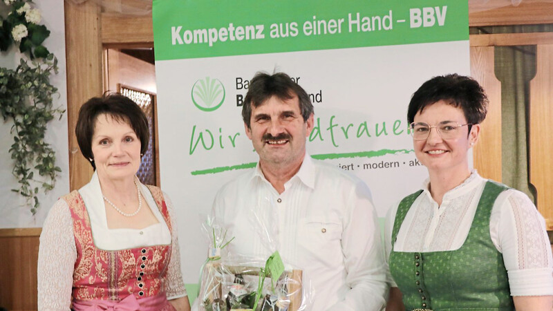 Kreisbäuerin Angelika Graf (l.) und stellvertretende Kreisbäuerin Monika Wagner überreichten Franz Lammer eine "Männertasche" als Dank.