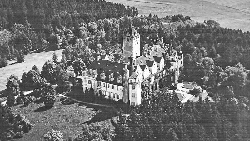 Einen prachtvollen Anblick hat das Neue Schloss Steinach einst geboten. Dass die Nazis es zu ihrer geheimen Dienststelle "Übersee" machten, sollte sein Schicksal besiegeln.