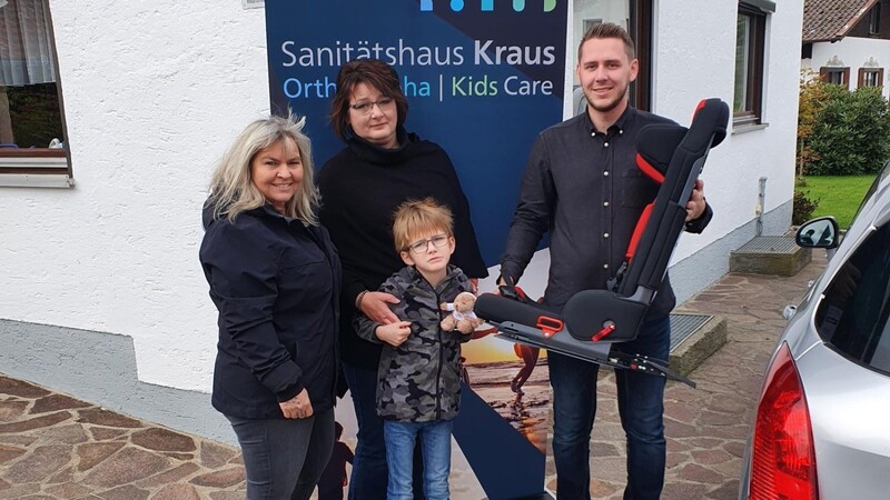 Vereinsvorsitzende Elke Hoyer (v.l.), Marion Holzapfel mit ihrem Sohn Jannick und Daniel Falter vom Sanitätshaus Kraus.