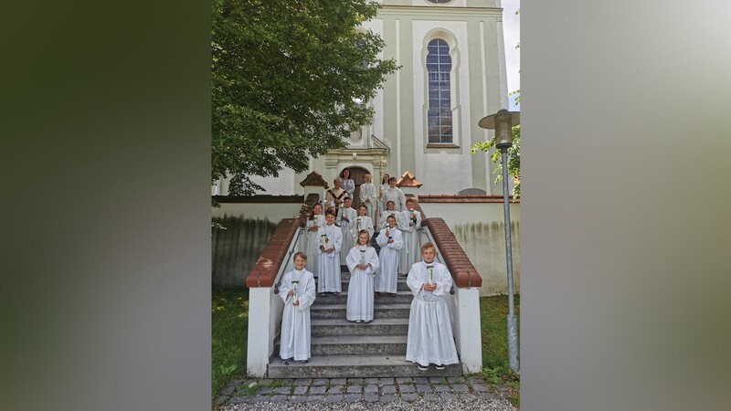 In einem ersten Gottesdienst feierten die Kinder der Klasse 3a der Grundschule Altfraunhofen ...