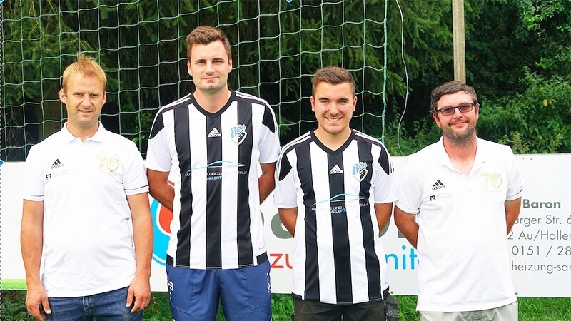 Die Neuzugänge des TSV Rudelzhausen: Abteilungsleiter Christian Schmitt (links) zusammen mit Werner Rauscher, Jonas Engelmann und 2. Abteilungsleiter Heinrich Heigl (rechts).