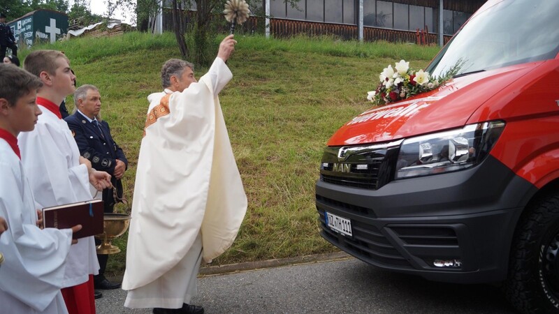 Pfarrer Ambros Trummer rief den kirchlichen Segen auf die Fuhrparknachrüstung herab.