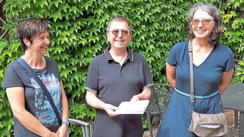 Vorsitzende Sabine Hausladen (links) und Schriftführerin Angela Niedermeier (rechts) überreichten an Pater Peter Renju die stolze Spende in Höhe von 2.500 Euro.