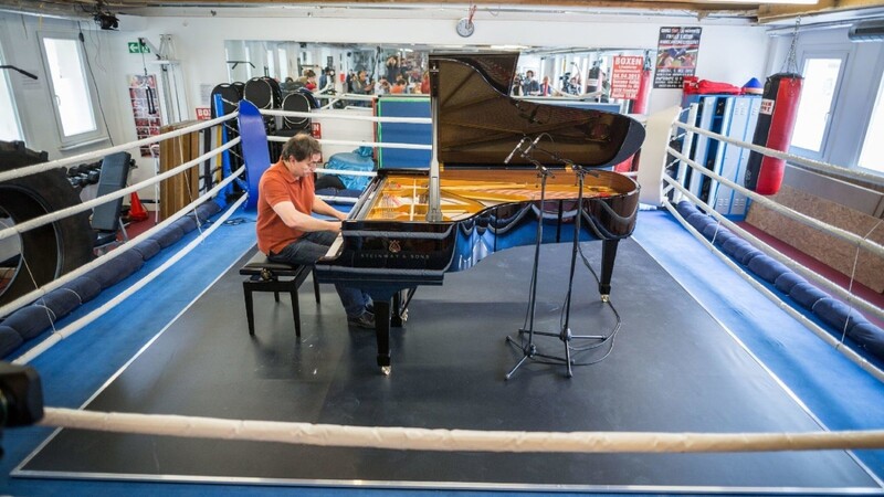 Pierre-Laurent Aimard spielt in einem Boxring - allerdings nicht Beethoven.