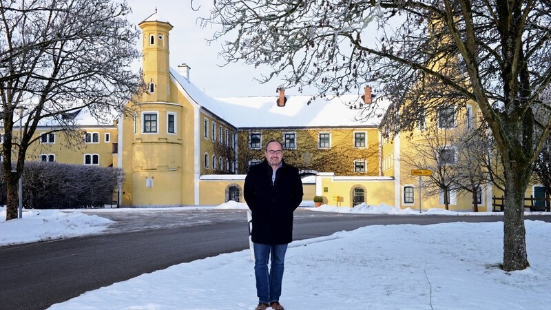 Bürgermeister Johann Busl vor dem Gutshof Puchhof, in dem sich die Gutskapelle befindet - sie ist eine von vier Kirchen in der Gemeinde.