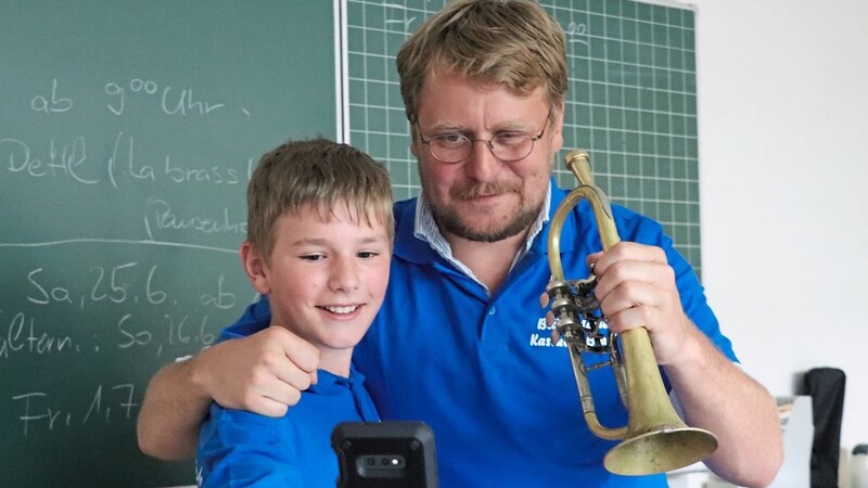 Begehrtes Zeitdokument: Ein Selfie mit Stefan Dettl haben seit Montag einige Fünftklässler der Moosburger Realschule auf ihrem Smartphone.