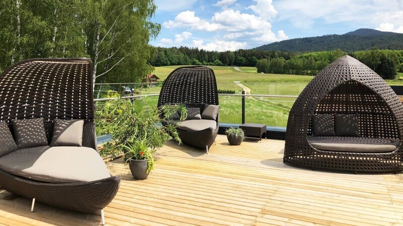 Das neue Romantik-Deck im Birkenhof am Elfenhain wartet mit Kuschelmuscheln auf die Gäste.
